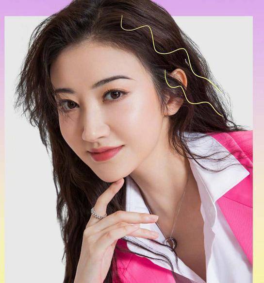 原创景甜被夸太多飘了羊毛卷配荧光粉西装土回上世纪靠脸也救不了