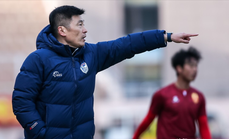 大连英博生擒青岛红狮进前4_罗伯逊_费宇_毛伟杰