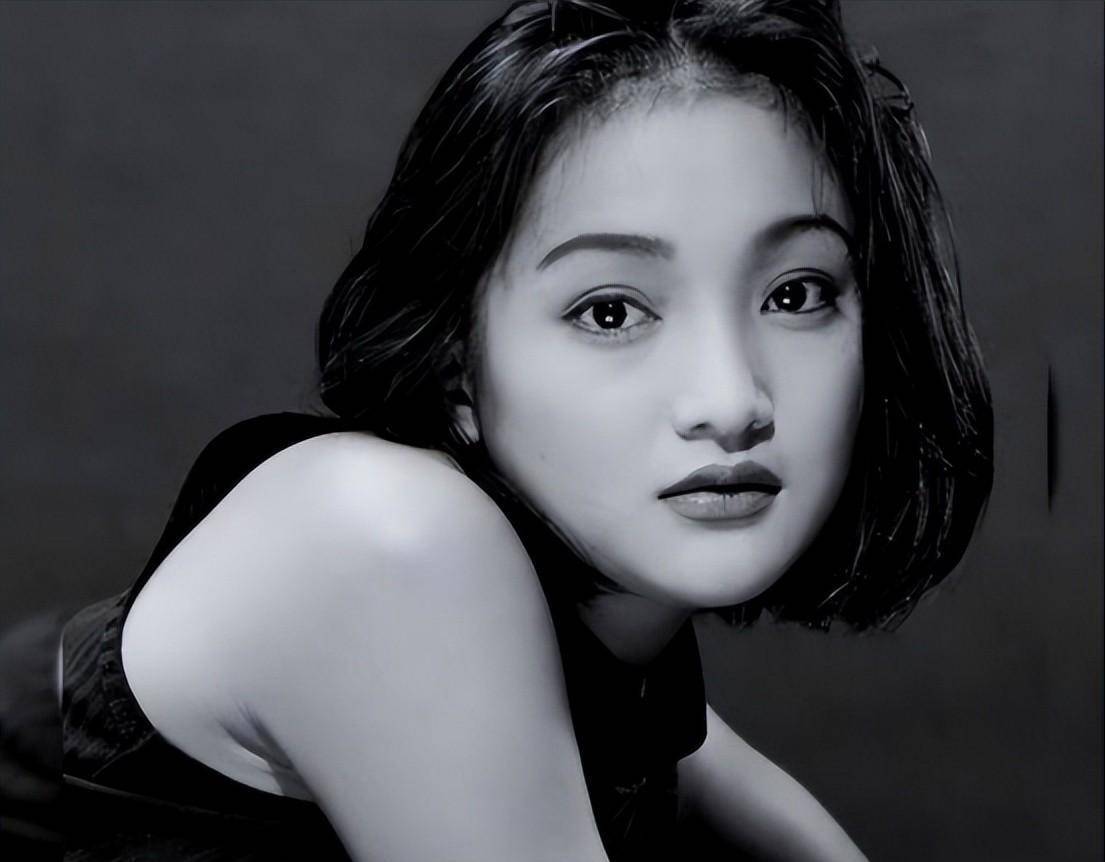 原创周迅十七岁时潘鸿海给她画了26幅人体画现在一幅价值千万