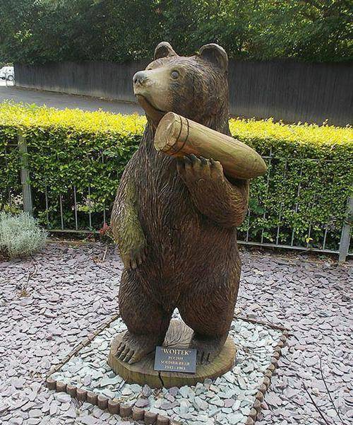 1963年,wojtek过世了,但人们仍然没有忘记这只可爱的棕熊,各地纷纷为