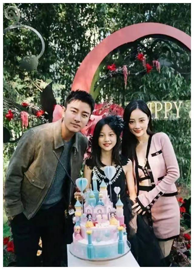 最近李小璐给女儿甜馨当网红打call时,老公贾乃亮不甘示弱,直接就站