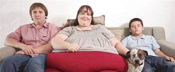 原创富二代娶500多斤的妻子还当作公主来照顾后来把她喂到1450斤