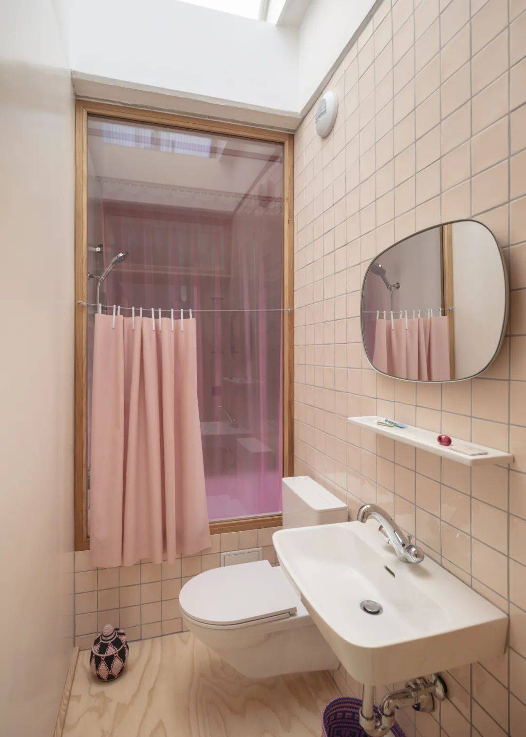 并致敬颇具有影响力的艺术家james turrell