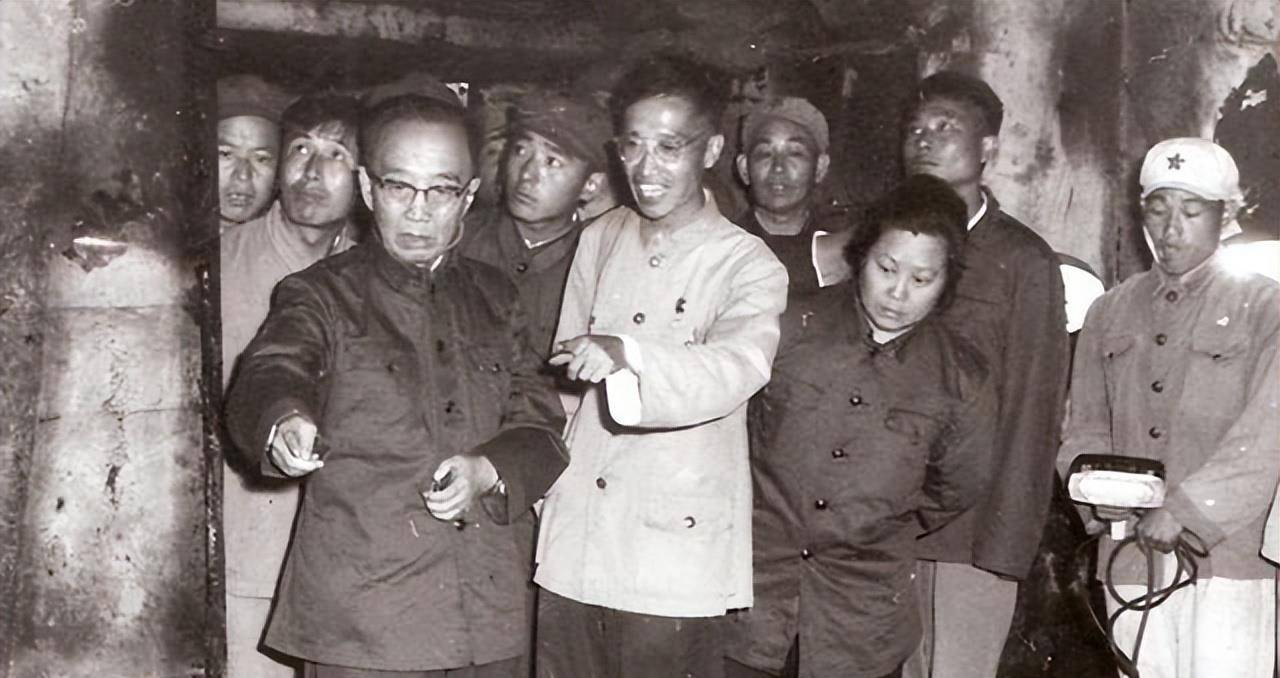 考古队赶忙通知了夏鼐和吴晗,两人没想到短短两个小时就能摸到隧道门