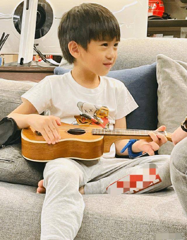 林志颖晒双胞胎学乐器,哥哥开心练习,弟弟躺沙发注视哥哥无心思_kyson