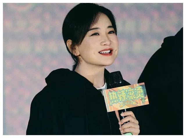 袁咏仪52岁近照曝光,依旧素颜颜值超高,爆改明星都该借鉴!