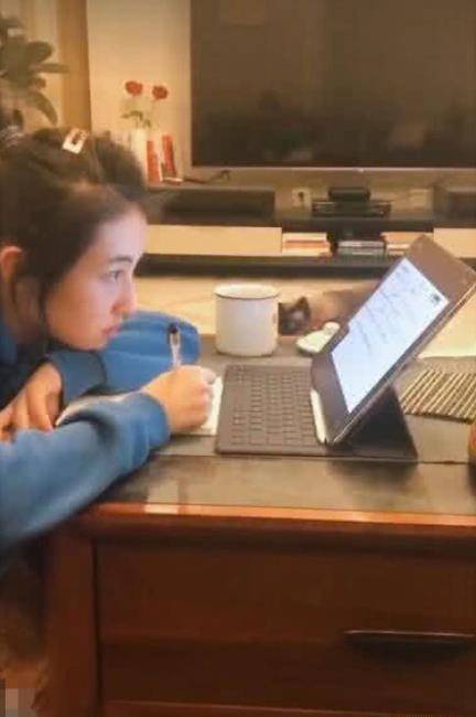 原创张子枫冲刺高考在家刷题,当看清题目内容,大多女生都看不懂!_金榜