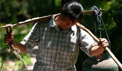 原创母亲为养3个孩子做了17年挑山工挑断50根扁担磨破120多双鞋