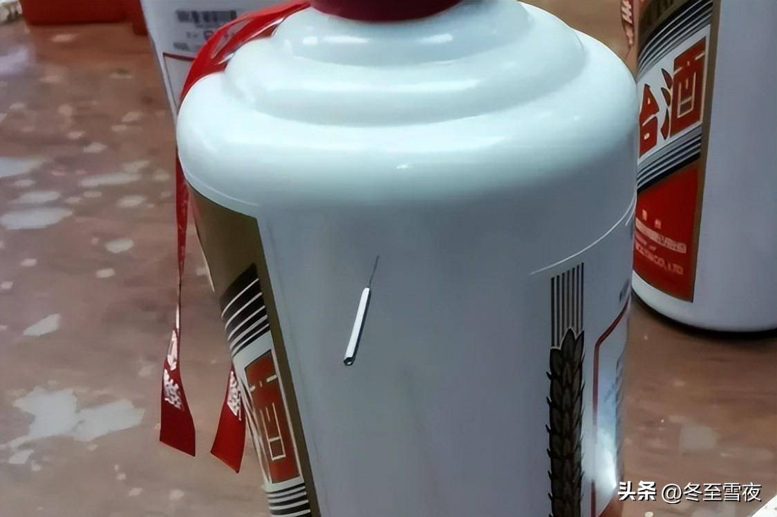 这类假酒在高端白酒市场上比较常见,具体可分为以下两种:假酒二:品牌