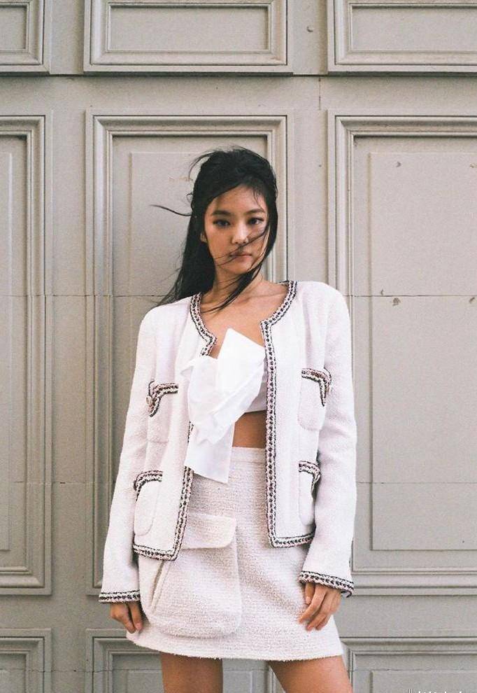 原创jennie写真照曝光穿针织衫套装短裤圆润美腿太抢镜了