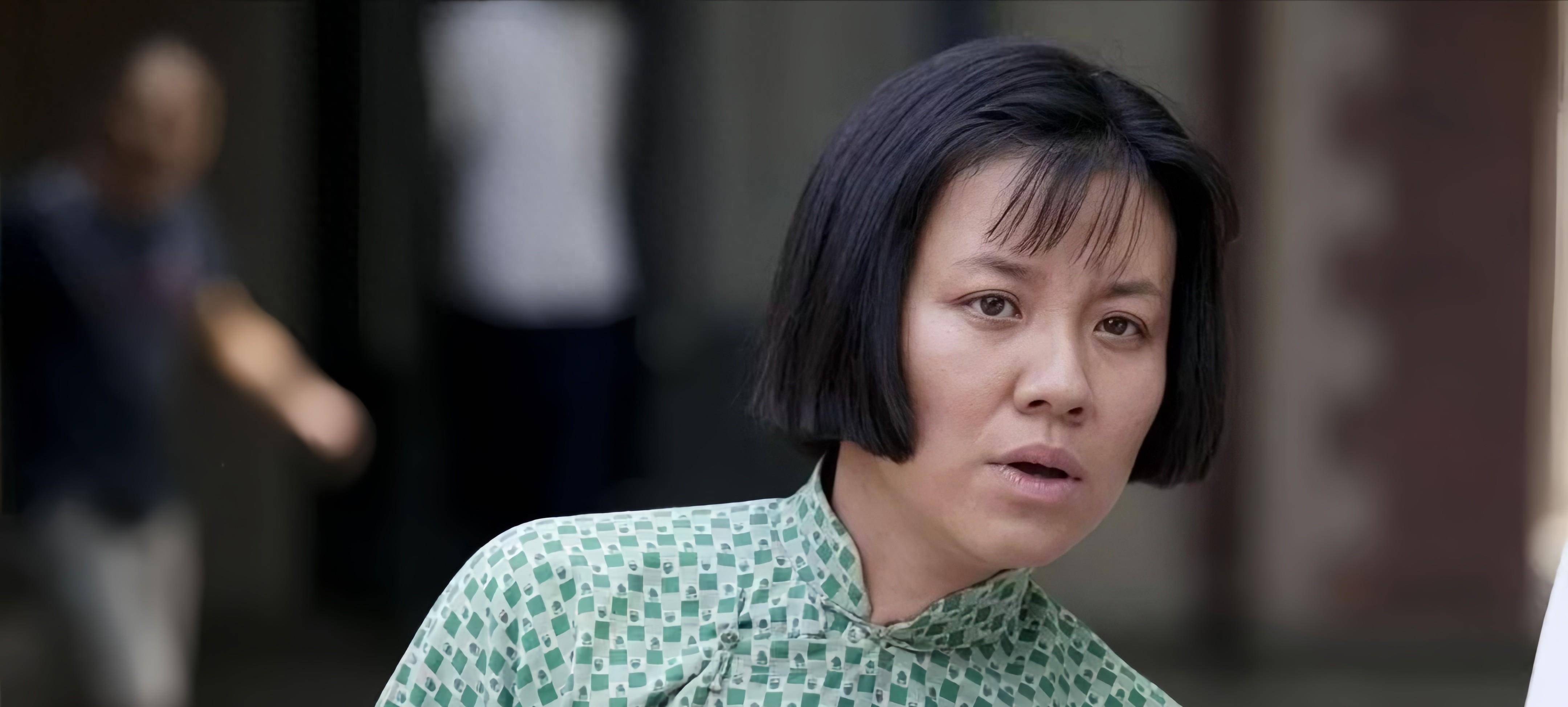 张桂英(赵千紫饰)是剧中的另一复杂角色,农村九薜匠鞘,演绎挑战极