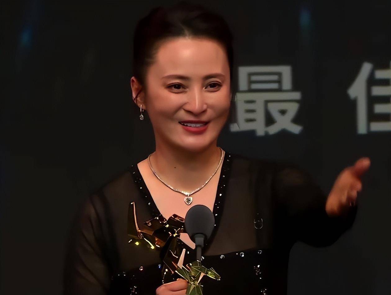 原创亚洲电影节红毯被珠圆玉润的赵丽颖惊艳不穿暴露礼服却艳压群芳