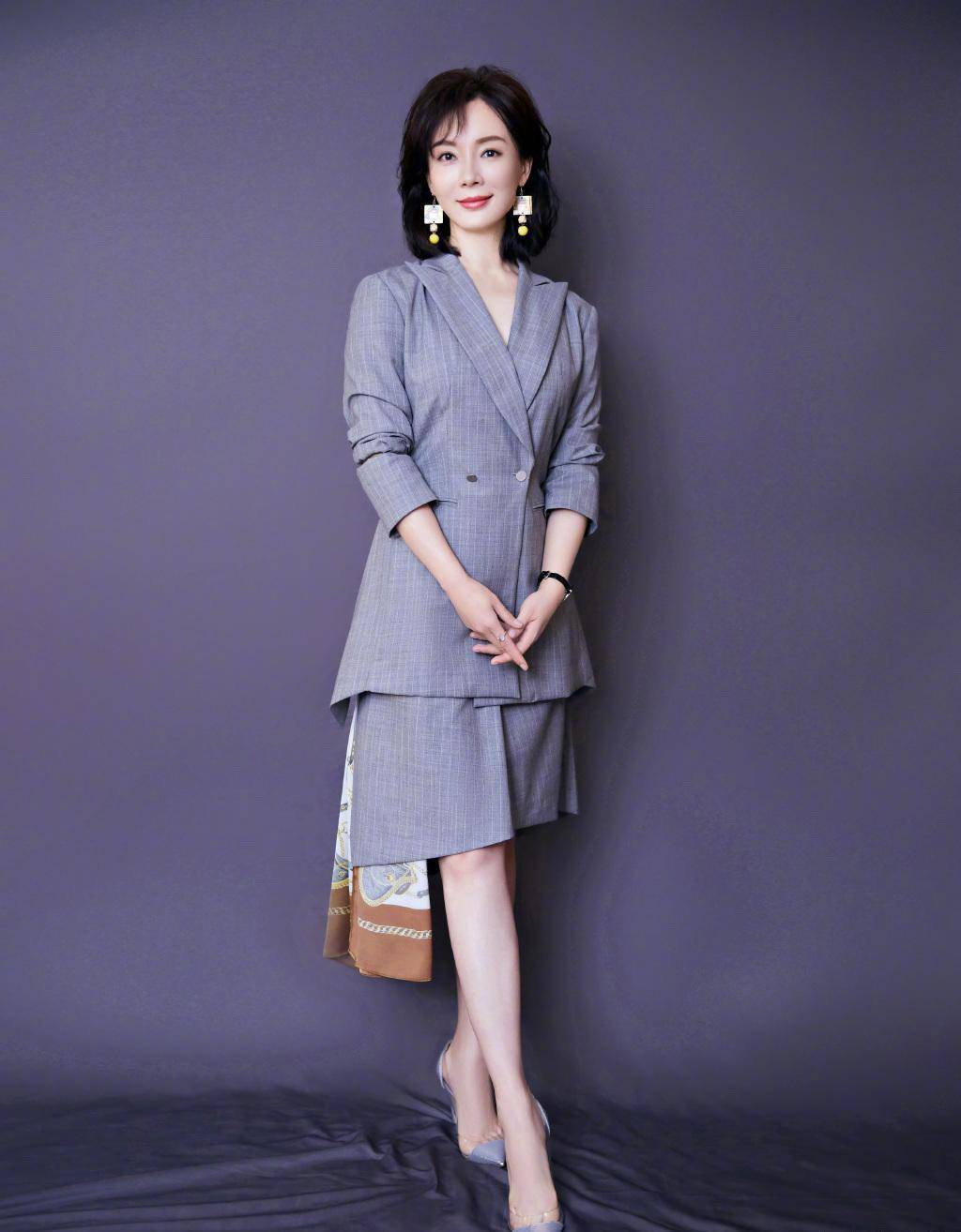 原创陈数晒私服照穿v领衫配米白色西装尽显43岁女人的优雅霸气