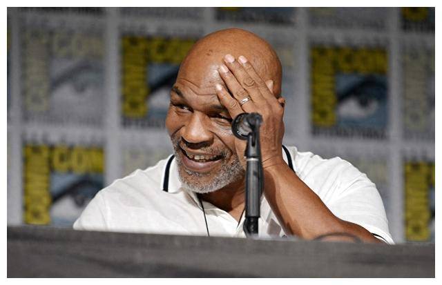 纳干诺的搏击盛宴在沙特利雅得激情开战之际,曾经的拳王泰森也不甘