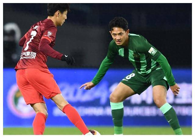 和徐新携手进攻,后防线上则有王振澳,张琳苖,蒋光太和王燊超四名后卫