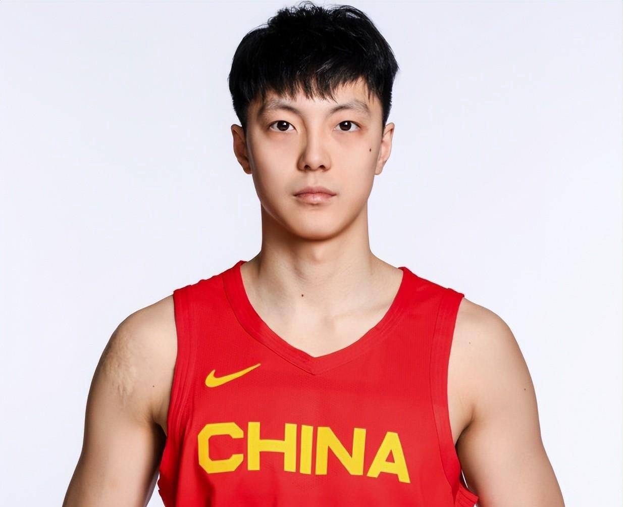 原创胡明轩铁人毫无疲态行李箱装全明星mvp奖杯广东宏远专车接送