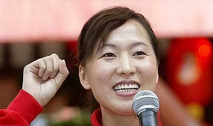 而看到王军霞如今幸福的现状,更是让人感到由衷地祝福.