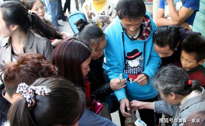 小串串,二十多年坚持卖一毛钱一串,邓超都被她圈粉_老人家_牙签_南昌