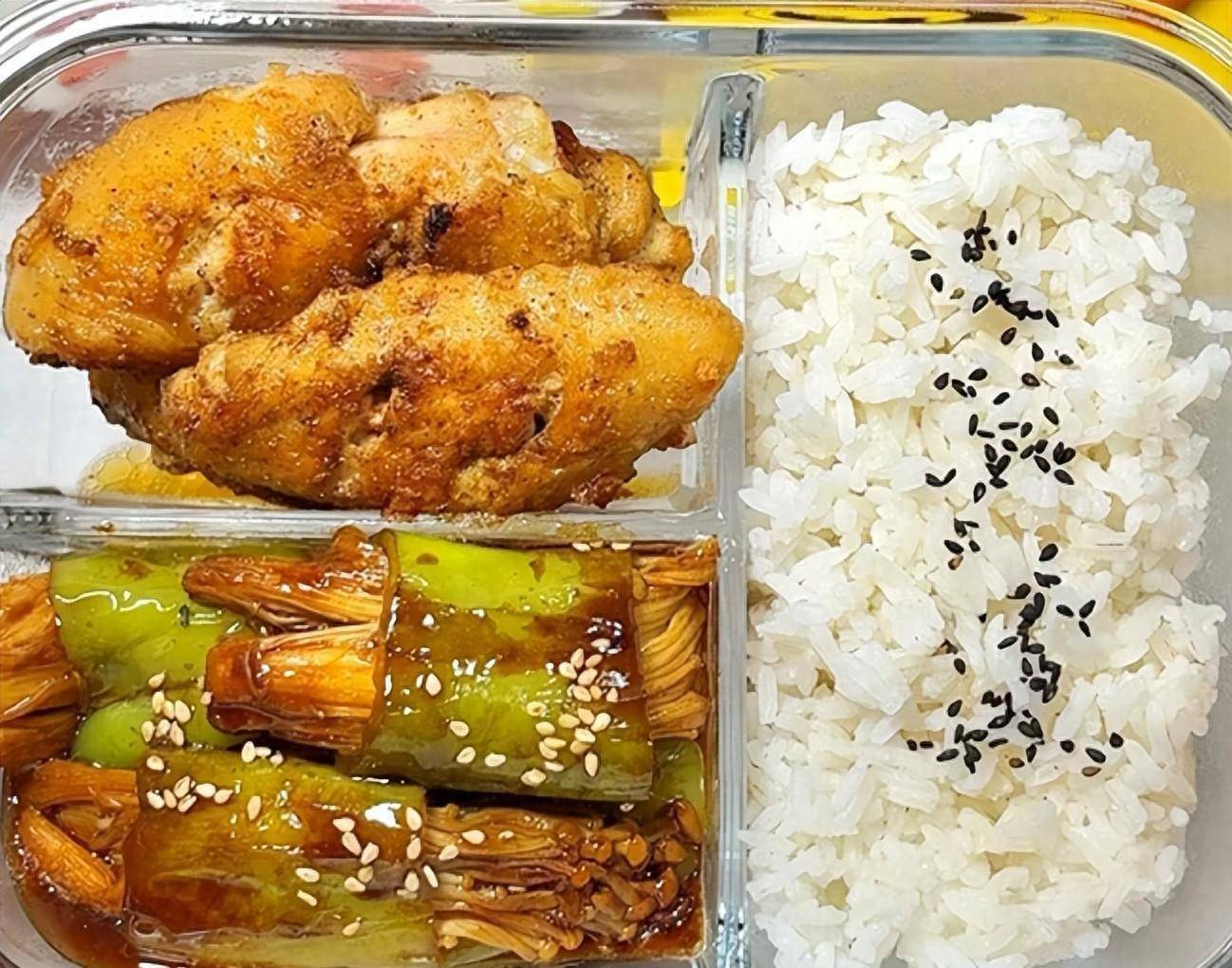 北京女子带饭上班,一顿饭不到10元,同事却认为非常掉价