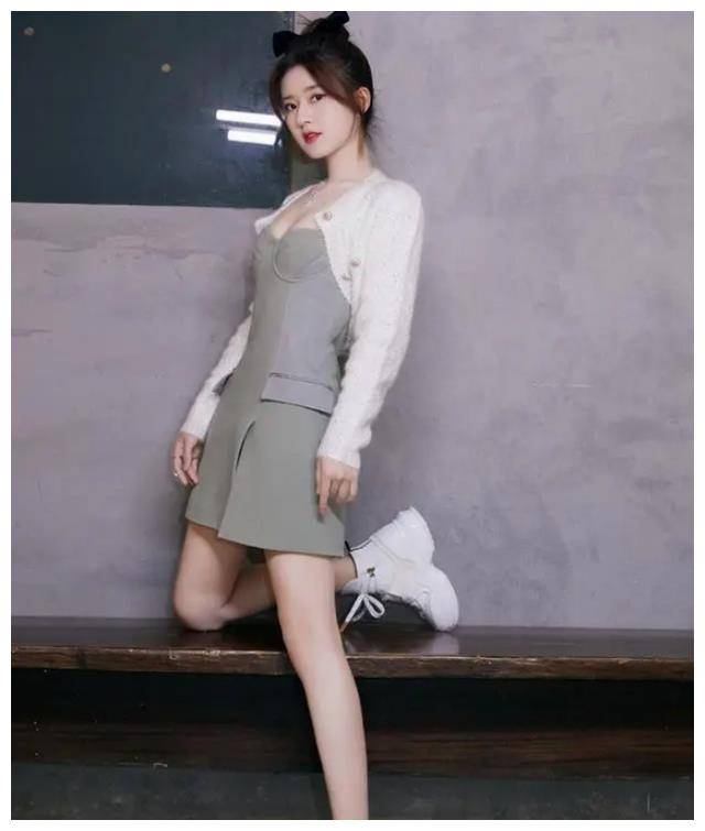 原创赵露思穿抹胸装25岁身材绝美甜美又性感