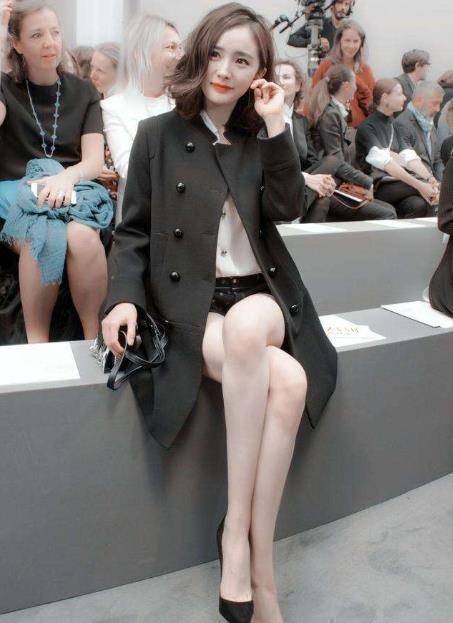 原创杨幂上快本时想秀自己的清纯装哪想被腿抢了镜网友爱了