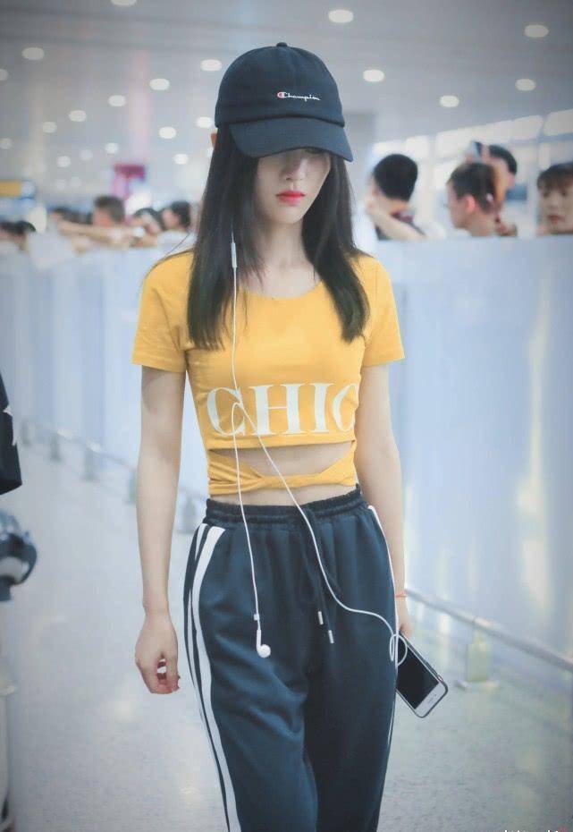原创鞠婧祎在机场真会穿露脐装配休闲裤轻松美出少女范