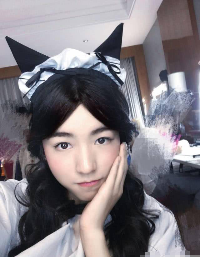 王俊凯的女装是一种女仆装的装扮,头上戴着两只猫耳朵,看起来是特别