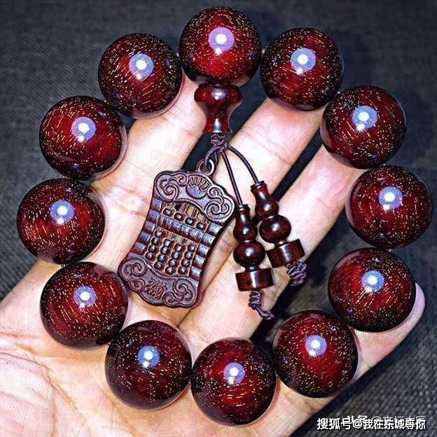 串珠差不多,也分带瘤,多瘤,满瘤,爆瘤等级别,同级价格高于金星手串