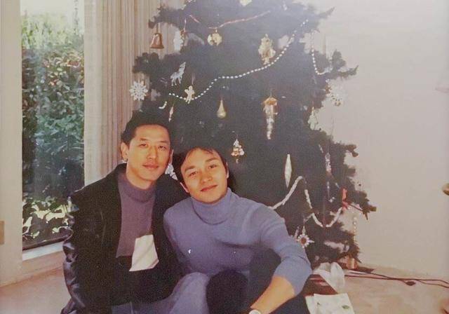 原创唐鹤德晒旧照纪念张国荣同打一把伞画面温馨17年后却只剩一人