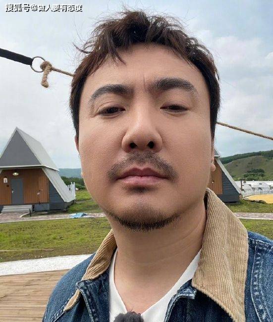 原创沈腾与美女警花合影似被捕三人同框引热议与警察合影需谨慎