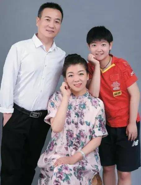 二十四岁的孙颖莎,像个守财奴,不会花钱,愁伤父母了!_莎莎_衣服_水果