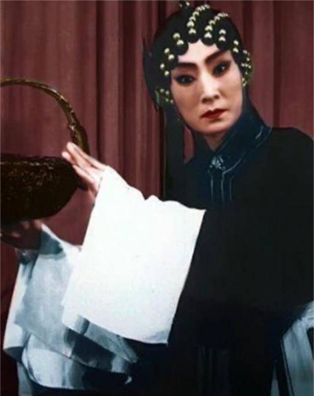 原创孟遏云不愿在澡堂洗澡被人质疑后解释曾遭军阀囚禁胸部有刺字