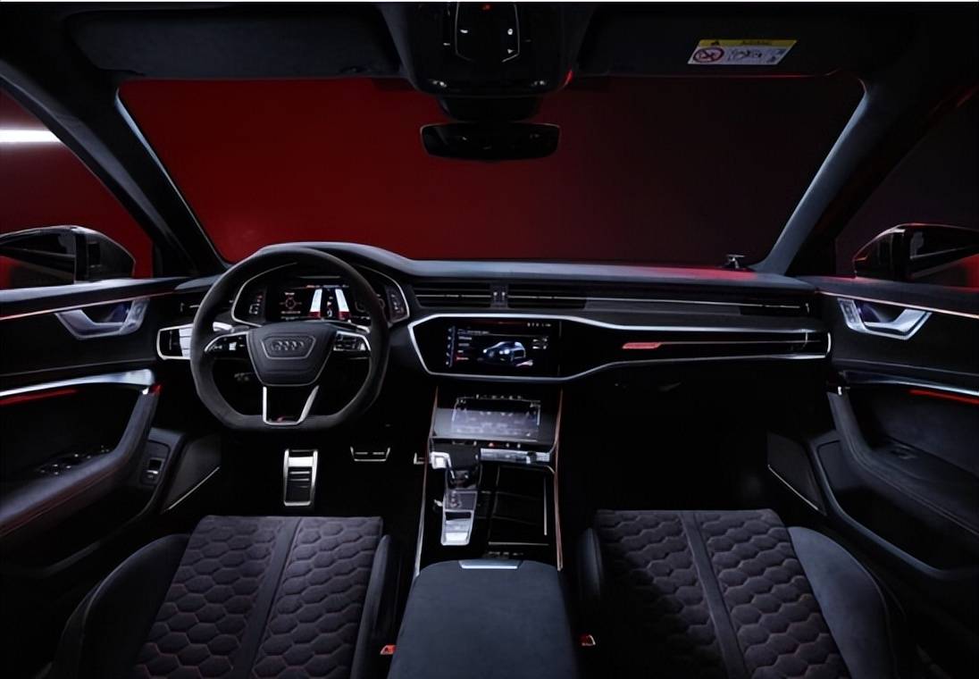 而在内饰上,仿赛的铲斗式座椅加上红色的安全带都为车内的诸多细节