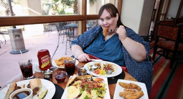 原创富二代娶500多斤妻子当公主一样对待后来体重涨到1450斤