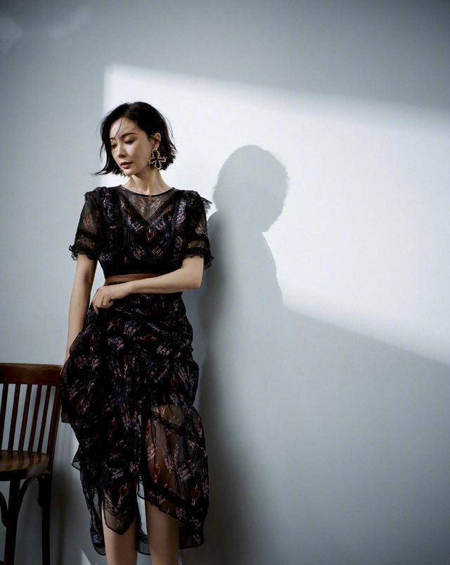 原创43岁陈数穿鱼鳞裙比巨星姐姐们还美短发配红唇烈焰气场霸气全开