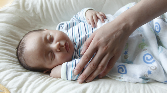 宝宝吃完奶不睡觉怎么办(如何判断婴儿是否吃饱)