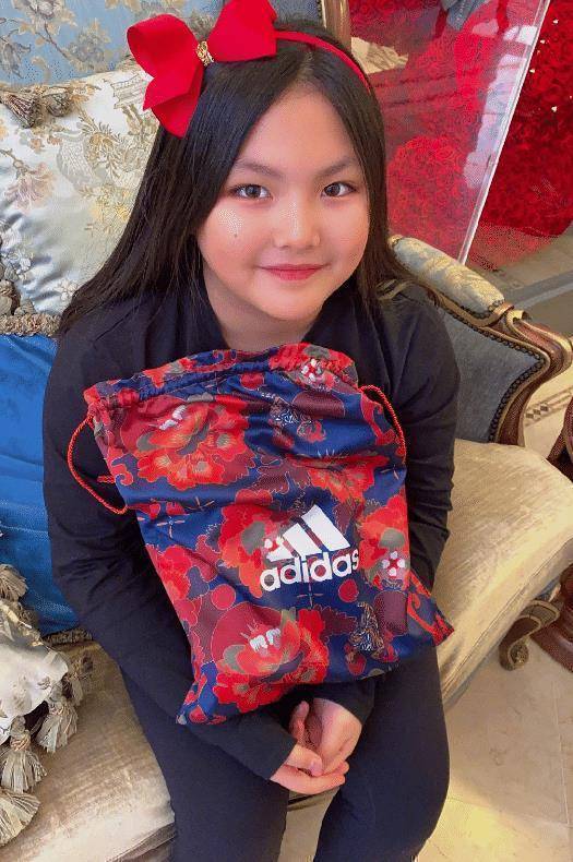 这还是李湘女儿?王诗龄挑战芭比粉,双腿瘦得比竹竿还要细_形象_粉色_