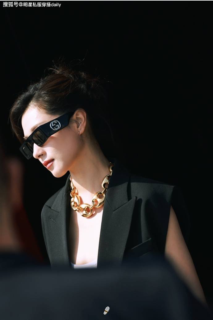 原创万茜复古造型时髦大气黑色无袖风衣搭超大号项链早春大女主范