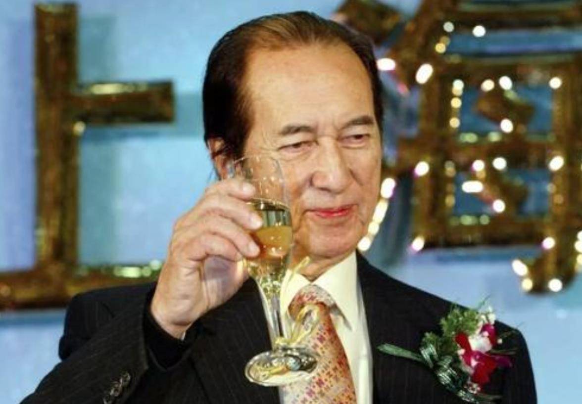 原创孩子死的死疯的疯作为澳门第一美人的她嫁给赌王是对是错
