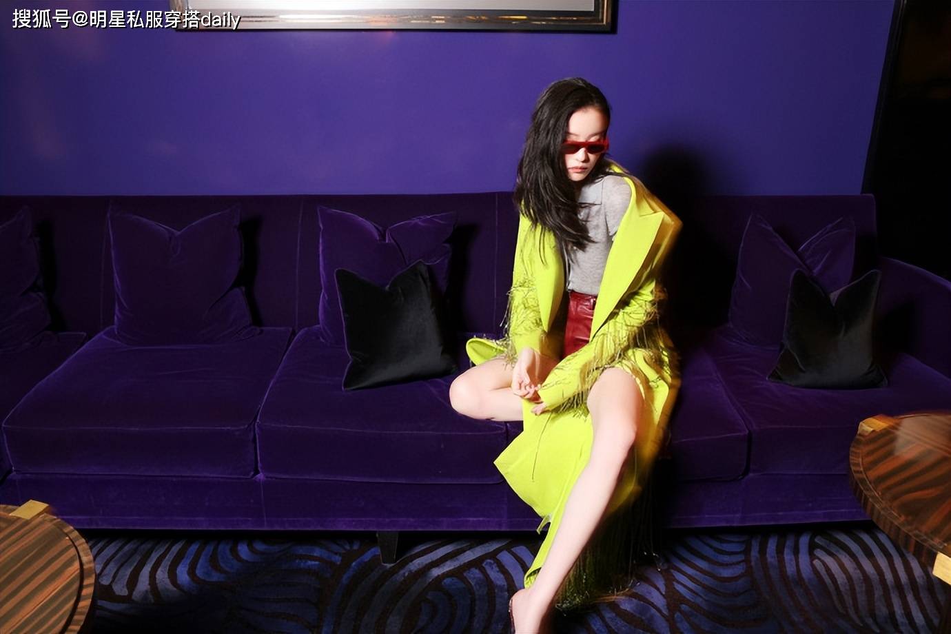 原创倪妮一出手就是惊艳四射荧光绿流苏大衣搭酒红短皮裤又帅又美