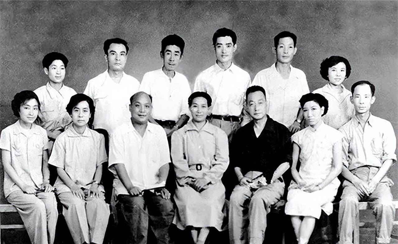 澡堂洗澡,被人质疑后解释:曾遭军阀囚禁胸部有刺字_马步青_秦腔_父亲