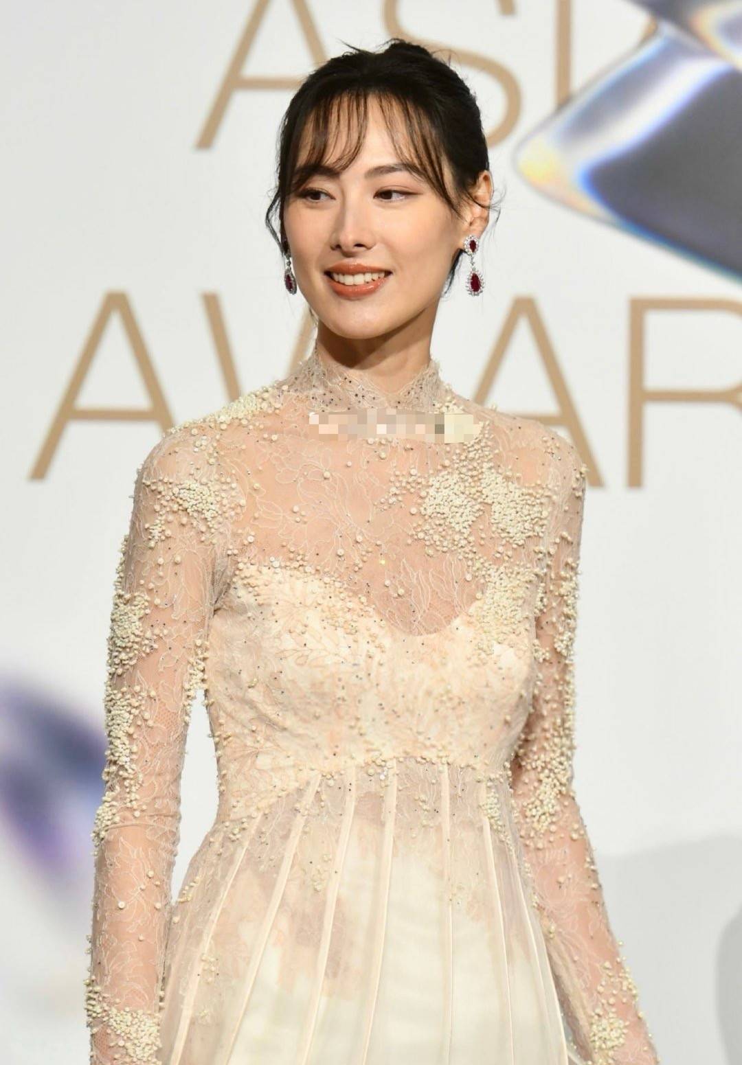 赵丽颖绝美动人,蒋勤勤端庄大气,但都被劣迹艺人艳压_造型_蔡卓妍