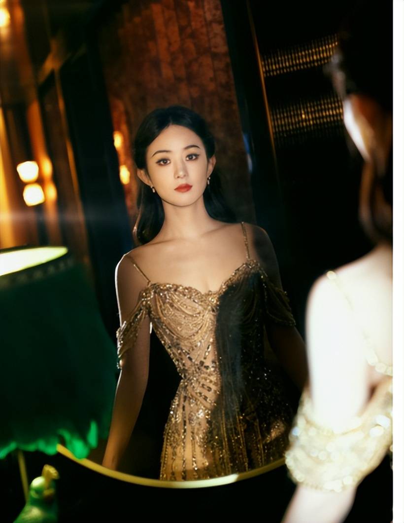 原创鎏金亮钻长裙赵丽颖光影交错出镜女王范十足
