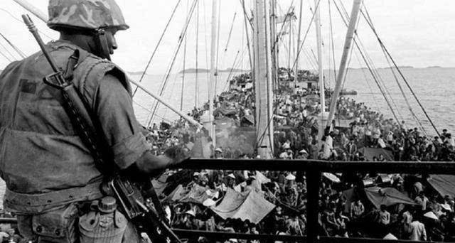 的撤离行动:4万难民求登航母,46架舰载机被迫推入大海_美军_美国_中国