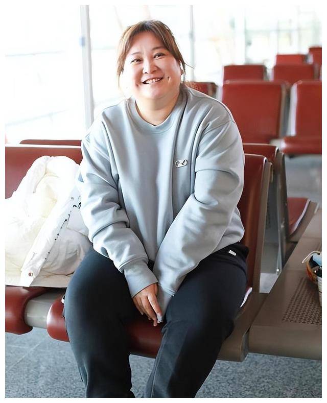 在这些照片里,我们看到了贾玲截然不同的一面.