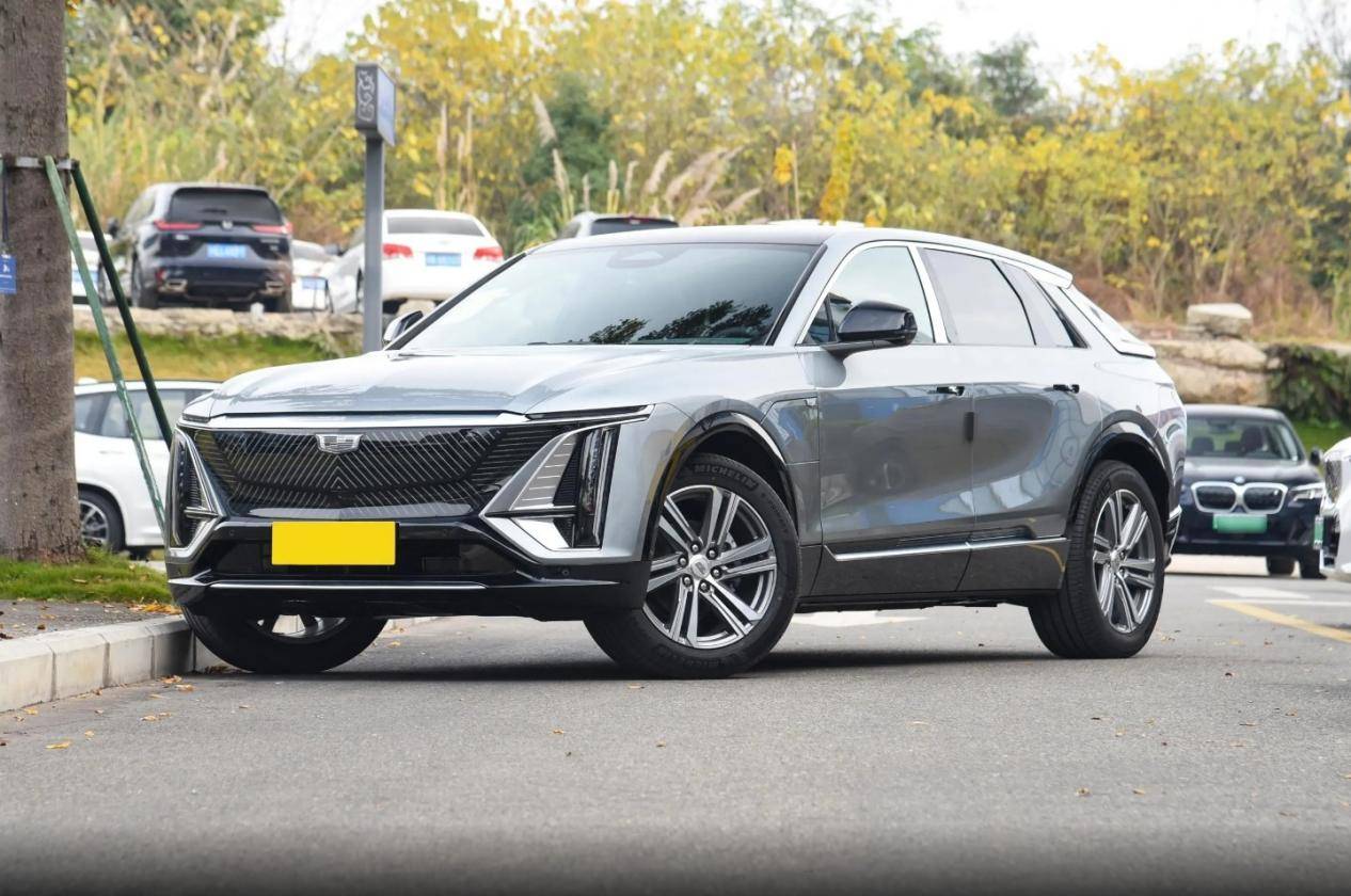 车头部分采用了半封闭式的亮黑背板结构,倒梯形的轮廓加上镀铬饰条的