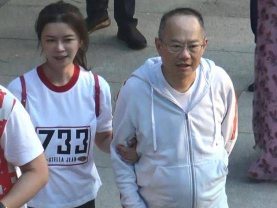 偶有绯闻传出,是与美模罗凯珊一同出行,但星爷依旧秉持自己的一贯做法