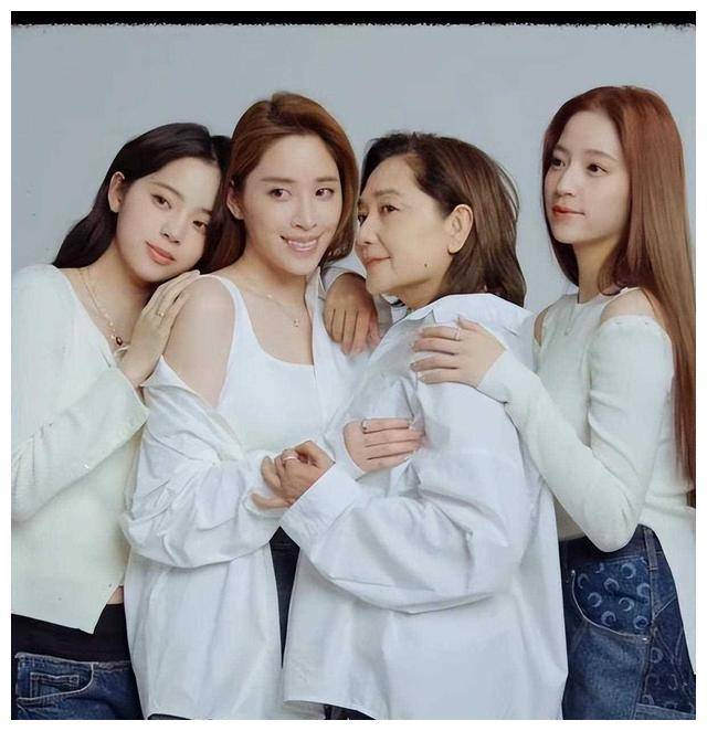 欧阳娜娜家庭合影清纯迷人白色针织衫完美搭配称为亮点