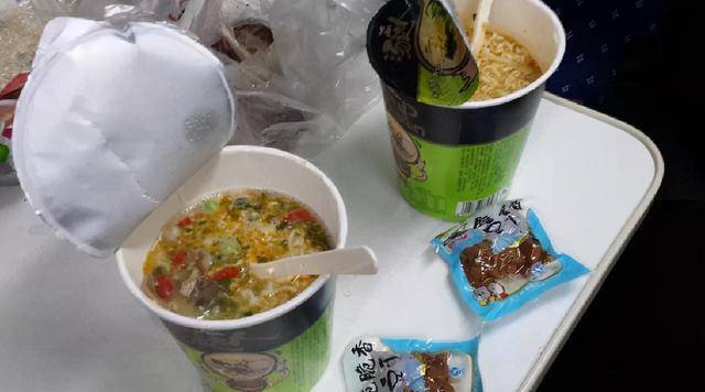 原创火车上乘客几千人为何卖不掉几十份盒饭内行道出其中猫腻