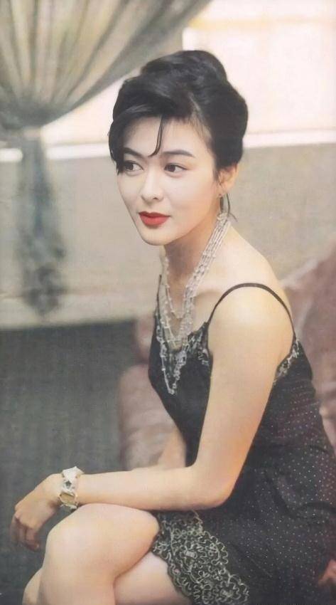 这4位红极一时的60岁女星,都身价过亿,有3位是豪门收割机_关之琳